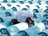 Как сообщает BalkanInsight.com, родственники жертв резни узнали о существовании еще двух захоронений во время недавней встречи с голландскими солдатами, которые тогда служили в составе международных миротворческих сил Как сообщает BalkanInsight.com, родственники жертв резни узнали о существовании еще двух захоронений во время недавней встречи с голландскими солдатами, которые тогда служили в составе международных миротворческих сил