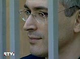 "Мне сначала хотелось пошутить, но потом расхотелось", - сказал Ходорковский. Обвинив Лахтина в нарушении 303-й статьи Уголовного кодекса о фальсификации доказательств, он заявил: "Когда совершается преступление на глазах суда, я шутить не могу"