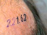 Отец чемпионки мира по плаванию вытатуировал ее победное время у себя на лысине (ФОТО) Отец чемпионки мира по плаванию вытатуировал ее победное время у себя на лысине (ФОТО)