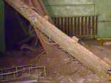 В старом деревянном общежитии Москвы обвалилась часть потолка, пострадавших нет
