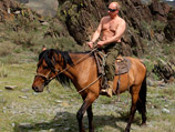 На фотографиях Путин с обнаженным торсом катается на лошади и ломает деревяшки голыми руками