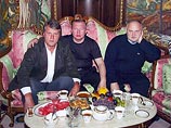 Сам Ющенко уверен, что отравление произошло 5 сентября, когда он ужинал с руководством Службы безопасности Украины под Киевом. Вскоре бывший заместитель главы Службы безопасности Владимир Сацюк, на даче у которого состоялся этот ужин, позже покинул страну