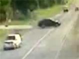 В кадре четко виден автомобиль Toyota Camry, который стоял на обочине дороги, а затем, дождавшись появления президентского кортежа, развернулся в обратную сторону сторону и поехал впереди него В кадре четко виден автомобиль Toyota Camry, который стоял на обочине дороги, а затем, дождавшись появления президентского кортежа, развернулся в обратную сторону сторону и поехал впереди него