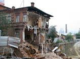 В центре Екатеринбурга стена старинного кирпичного дома рухнула в строительный котлован