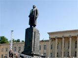 У памятника Сталину в центре города установили символический аналог Берлинской стены