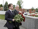 Президент РФ Дмитрий Медведев возложил цветы к монументу "Древо скорби" в память о жертвах трагедии в Беслане