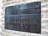 Вандалы в Таллине нарисовали "Бронзовому солдату" свастику и оставили надпись "Heil Hitler!"