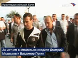 Здесь же, на набережной, президент и премьер зашли в кафе Здесь же, на набережной, президент и премьер зашли в кафе