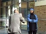 Французскую мусульманку выгнали из бассейна под Парижем за слишком закрытый купальник Французскую мусульманку выгнали из бассейна под Парижем за слишком закрытый купальник