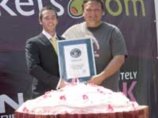 Кондитеры Нью-Гэмпшира изготовили гигантский кекс с благотворительной целью Кондитеры Нью-Гэмпшира изготовили гигантский кекс с благотворительной целью
