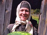 Власти помогли 64-летней отшельнице Агафье Лыковой, которая много лет в одиночестве живет в тайге в Хакассии, подготовиться к зиме