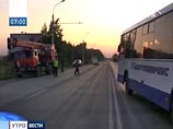 В пассажирский автобус марки "НефАЗ", следовавший по маршруту N30, стоявшем к "кармане" на остановке общественного транспорта, на полном ходу врезался следовавший в попутном направлении грузовик "КамАЗ