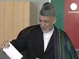 Более половины граждан Афганистана не умеет читать, поэтому каждый кандидат в бюллетене обозначен специальным символом. Действующего президента Хамида Карзая символизирует орел с весами в клюве Более половины граждан Афганистана не умеет читать, поэтому каждый кандидат в бюллетене обозначен специальным символом. Действующего президента Хамида Карзая символизирует орел с весами в клюве