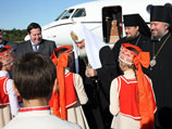 Дети из местной поселковой школы в традиционных нарядах Русского Севера вручили Патриарху огромный букет ромашек