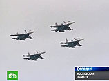 Пилотажная группа "Русские витязи" на четырех самолетах Су-27 совершила круг почета над территорией аэродрома Жуковский под Москвой, где завершает работу авиасалон МАКС-2009