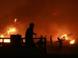 В северных пригородах Афин пожарным удалось разбить мощный фронт огня на отдельные очаги