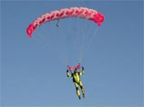 Незрячие украинцы совершили первый в мире групповой прыжок с парашютами