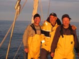 Судя по всему, речь идет о норвежской экспедиции, члены которой - Тронд Аасвол (Trond Aasvoll), Ханс Фредрик Хаукланд (Hans Fredrik Haukland) и Финн Андерассен (Finn Andreassen), которые отправились в путешествие вокруг Северного полюса на яхте RII