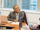 На американском сайте Microsoft фотография представлена в изначальном виде: за компьютерами сидят белая женщина, азиат и чернокожий На американском сайте Microsoft фотография представлена в изначальном виде: за компьютерами сидят белая женщина, азиат и чернокожий