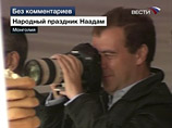 Дмитрий Медведев заинтересовался происходящим и начал фотографировать