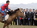 Медведев на монгольском празднике пофотографировал и пострелял из лука