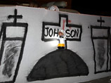 На одном баннере было по-английски написано "Добро пожаловать!", на другом - изображены могильные памятники с крестами, причем в центре композиции красовалась фамилия игрока "Фулхэма" Энди Джонсона, который получил травму в первом матче