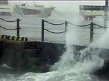 В центральной части тихоокеанского побережья главного японского острова Хонсю сегодня объявлено штормовое предупреждение. Населению рекомендовано не подходить к кромке океана, у которой отмечены волны высотой до 9 метров