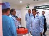 Перед началом совещания Медведев посетил фармацевтическую компанию "Лекко", на базе которой создается научно-производственный биотехнологический "Центр генной инженерии"