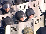 Как сообщает "Интерфакс", за два часа до начала акции, намеченной на 18 часов по московскому времени, к Триумфальной площади начали стягивать силы Внутренних войск МВД России, а также автобусы с бойцами московского ОМОН Как сообщает "Интерфакс", за два часа до начала акции, намеченной на 18 часов по московскому времени, к Триумфальной площади начали стягивать силы Внутренних войск МВД России, а также автобусы с бойцами московского ОМОН