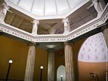 Россиян, недовольных ремонтом вестибюля станции "Курская-Кольцевая" московского метро, становится все больше. Напомним, несколько дней назад разгорелся скандал. На стенах вестибюля восстановили надпись, строчку из советского гимна Россиян, недовольных ремонтом вестибюля станции "Курская-Кольцевая" московского метро, становится все больше. Напомним, несколько дней назад разгорелся скандал. На стенах вестибюля восстановили надпись, строчку из советского гимна