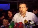 В президента Грузии Михаила Саакашвили, посещавшего в воскресенье курортный поселок на границе с Абхазией, метнули ботинок и угодили прямо в голову. Это случилось во время телеинтервью на пляже поселка Ганмухури