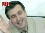 Отметим, интернет-СМИ уже давно собирают "коллекцию" телеконфузов грузинского президента. Так, недавно на сайте Life.ru появилась видеозапись странного, почти истерического смеха Саакашвили