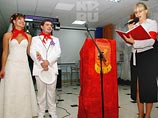 В Саратове устроили "пионерскую" свадьбу: молодожены в галстуках давали клятву, гости собирали макулатуру 