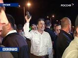 В четверг вечером грузинская телекомпания "Имеди" показала те же кадры, где Саакашвили посещает пляж, но ообъясняет ее так: президент шел в окружении охранников и нашел под ногами вовсе не ботинок, а женскую сандалию. "Чье это? Кто-то потерял туфлю. Кто е