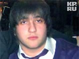 Убитым оказался 18-летний азербайджанец Расул Халилов, который является одним из обвиняемых в громком деле о "черных ястребах". Юношу расстреляли как раз в тот момент, когда молодой человек направлялся на очередное заседание в Дорогомиловском суде