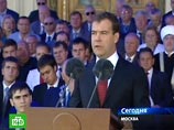 Медведев назвал Москву городом "огромных перспектив", хотя "экономический спад дает о себе знать"