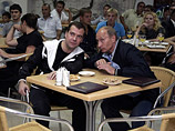 Рейтинг доверия Медведеву вырос вдвое. Но Путин по-прежнему №1 Рейтинг доверия Медведеву вырос вдвое. Но Путин по-прежнему №1