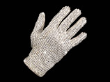 Украшенная драгоценными камнями перчатка, принадлежавшая скончавшемуся в июне Майклу Джексону, была продана в воскресенье на аукционе в Австралии за 57,6 тысячи австралийских долларов (48,4 тысячи долларов США)