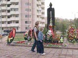 Десятки москвичей пришли в ночь на среду к памятной стеле на месте взорванного 10 лет назад жилого дома на улице Гурьянова