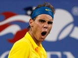 На US Open фанат прорвал полицейский кордон, чтобы поцеловать Надаля На US Open фанат прорвал полицейский кордон, чтобы поцеловать Надаля
