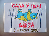 Белорусы готовятся к матчу с украинцами плакатами с надписью "Сало у печ!"