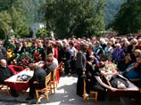 25 семей погибших на СШГЭС получили от российского правительства денежные компенсации по миллиону рублей. Также по миллиону рублей каждой из 75 семей энергетиков, потерявших родных, выплачивает компания "РусГидро" 25 семей погибших на СШГЭС получили от российского правительства денежные компенсации по миллиону рублей. Также по миллиону рублей каждой из 75 семей энергетиков, потерявших родных, выплачивает компания "РусГидро"