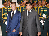 Президент России Дмитрий Медведев в воскресенье прибыл в Туркменистан, где проведет переговоры с президентом страны Гурбангулы Бердымухамедовым