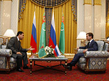 Президент России Дмитрий Медведев в воскресенье прибыл в Туркменистан, где проведет переговоры с президентом страны Гурбангулы Бердымухамедовым