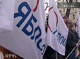 Как сообщает пресс-служба партии "Яблоко", сотрудники милиции обвинили троих "яблочников" в несанкционированном пикете и попросили проследовать за ними