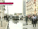 В результате двое сотрудников ДПС были госпитализированы с осколочными ранениями, еще четверо гражданских лиц получили медицинскую помощь амбулаторно и были отпущены домой В результате двое сотрудников ДПС были госпитализированы с осколочными ранениями, еще четверо гражданских лиц получили медицинскую помощь амбулаторно и были отпущены домой