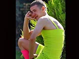 Шотландский солдат пришел на похороны сослуживца в ядовито-зеленом платье Шотландский солдат пришел на похороны сослуживца в ядовито-зеленом платье