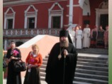 Епископ Зарайский Меркурий открыл накануне в Высоко-Перовском монастыре, в центре столицы, выставку живописи "Окно в рай"