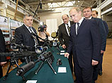Глава российского правительства Владимир Путин во время недавнего визита в Конструкторское бюро приборостроения в Туле попозировал фотографам с несколькими "очень угрожающего вида" образцами огнестрельного оружия Глава российского правительства Владимир Путин во время недавнего визита в Конструкторское бюро приборостроения в Туле попозировал фотографам с несколькими "очень угрожающего вида" образцами огнестрельного оружия