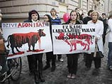 Между тем Европарламент, который принимает по возможности гуманные решения, уже постановил, что право человека на религию выше прав животных, отмечает "Бизнес и Балтия". Между тем Европарламент, который принимает по возможности гуманные решения, уже постановил, что право человека на религию выше прав животных, отмечает "Бизнес и Балтия".